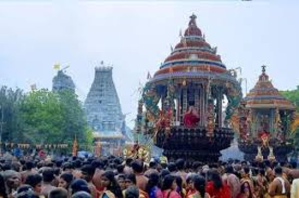 கடல் கடந்து நயினாதீவில்  திரண்ட பக்தர்கள் - தேரேறி உலா வந்து  காட்சியளித்த அம்மன்! 